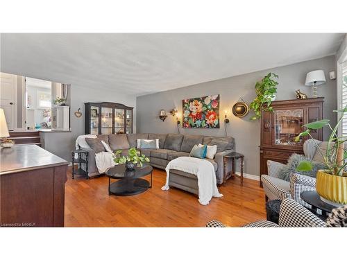 22 Walsh Court, Brantford, ON - Indoor Photo Showing Living Room