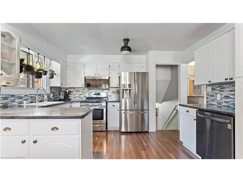 22 Walsh Court, Brantford, ON - Indoor Photo Showing Kitchen