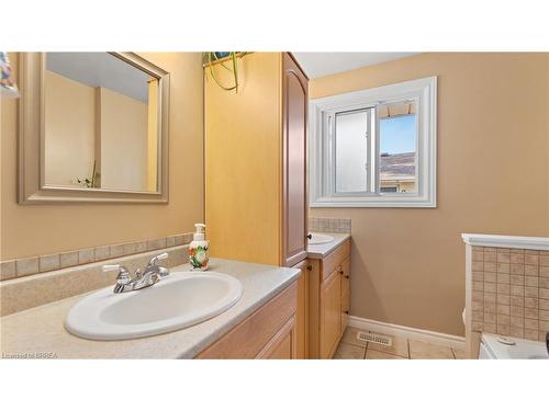 22 Walsh Court, Brantford, ON - Indoor Photo Showing Bathroom