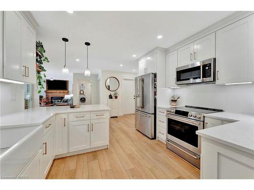 28 Austin Crescent, St. George, ON - Indoor Photo Showing Kitchen With Upgraded Kitchen