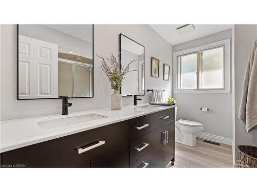 132 Chapel Street, Simcoe, ON - Indoor Photo Showing Bathroom