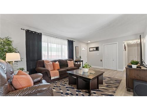 132 Chapel Street, Simcoe, ON - Indoor Photo Showing Living Room