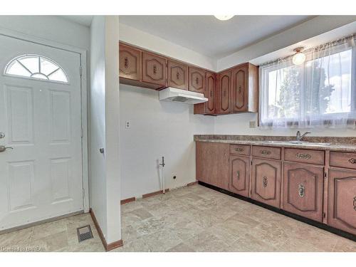 31-33 Ivanhoe Road, Brantford, ON - Indoor Photo Showing Kitchen