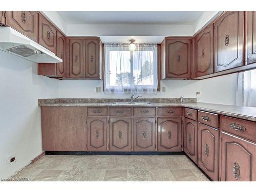 31-33 Ivanhoe Road, Brantford, ON - Indoor Photo Showing Kitchen