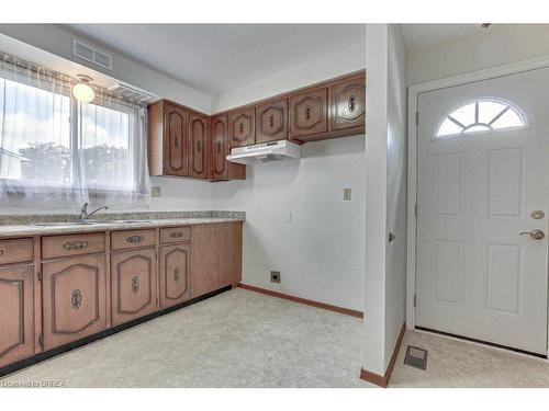 31-33 Ivanhoe Road, Brantford, ON - Indoor Photo Showing Kitchen