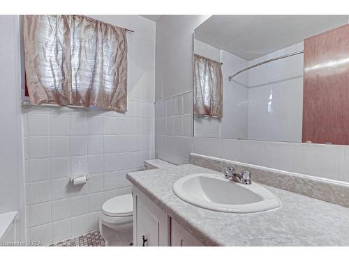 31-33 Ivanhoe Road, Brantford, ON - Indoor Photo Showing Bathroom