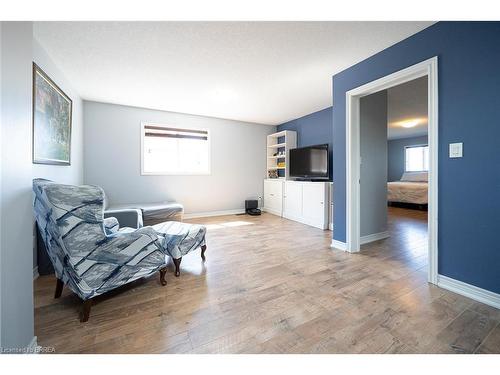 8 Oakes Court, Guelph, ON - Indoor Photo Showing Living Room