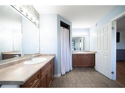 8 Oakes Court, Guelph, ON - Indoor Photo Showing Bathroom