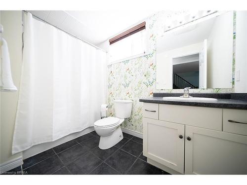 8 Oakes Court, Guelph, ON - Indoor Photo Showing Bathroom