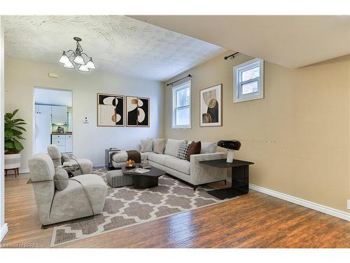 275 Grand River Avenue, Brantford, ON - Indoor Photo Showing Living Room