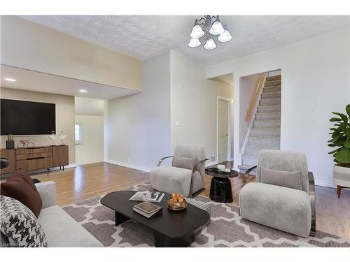 275 Grand River Avenue, Brantford, ON - Indoor Photo Showing Living Room