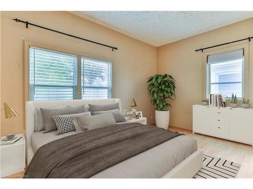 275 Grand River Avenue, Brantford, ON - Indoor Photo Showing Bedroom