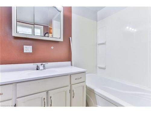 275 Grand River Avenue, Brantford, ON - Indoor Photo Showing Bathroom