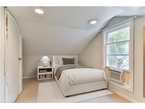 275 Grand River Avenue, Brantford, ON - Indoor Photo Showing Bedroom