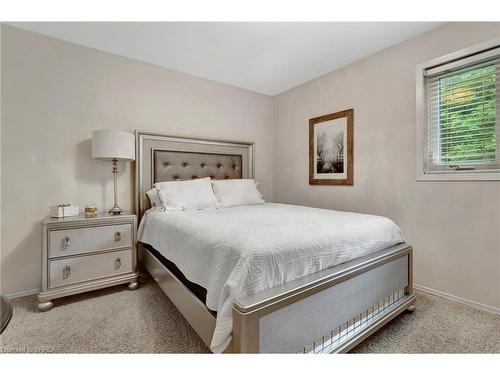 3976 Powerline Road W, Ancaster, ON - Indoor Photo Showing Bedroom