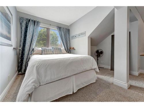 3976 Powerline Road W, Ancaster, ON - Indoor Photo Showing Bedroom