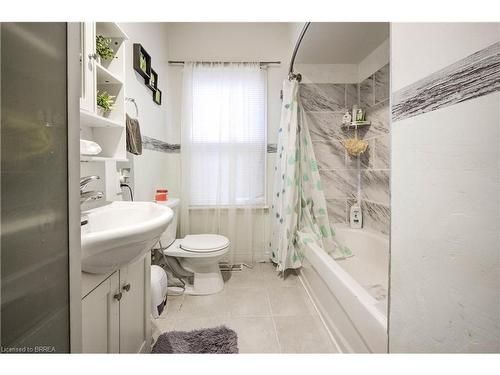 18 Bond Street, Brantford, ON - Indoor Photo Showing Bathroom