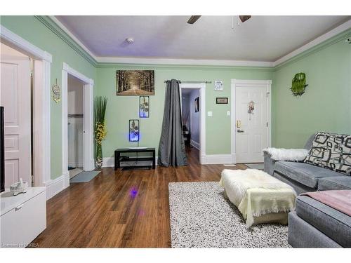 18 Bond Street, Brantford, ON - Indoor Photo Showing Living Room