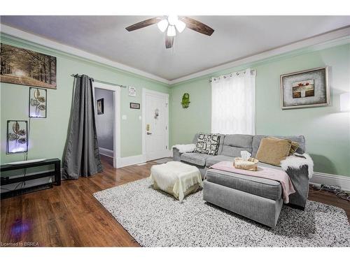 18 Bond Street, Brantford, ON - Indoor Photo Showing Living Room