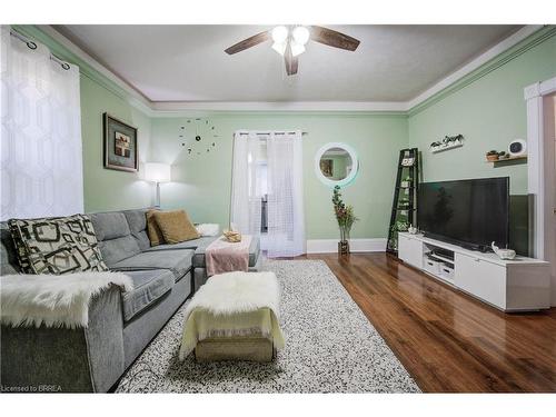 18 Bond Street, Brantford, ON - Indoor Photo Showing Living Room