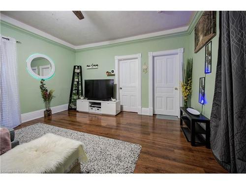 18 Bond Street, Brantford, ON - Indoor Photo Showing Living Room