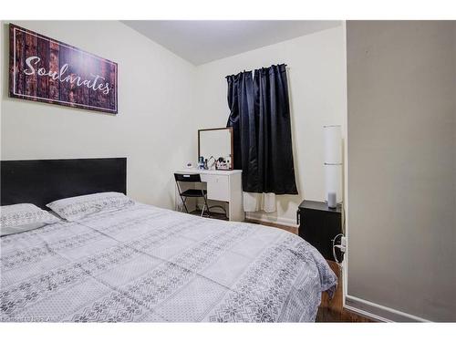 18 Bond Street, Brantford, ON - Indoor Photo Showing Bedroom