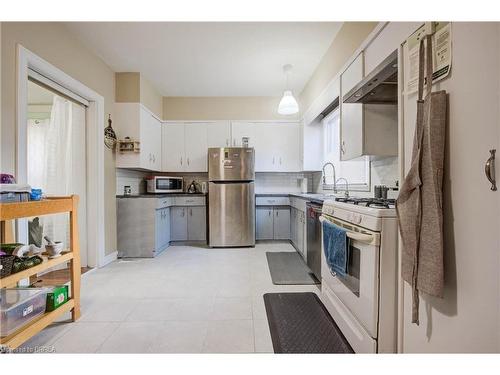 18 Bond Street, Brantford, ON - Indoor Photo Showing Kitchen