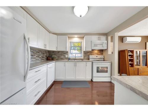 20 Farmington Place, Kitchener, ON - Indoor Photo Showing Kitchen With Double Sink