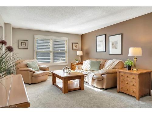 20 Farmington Place, Kitchener, ON - Indoor Photo Showing Living Room