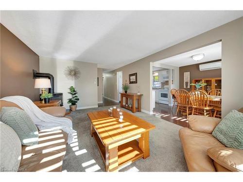 20 Farmington Place, Kitchener, ON - Indoor Photo Showing Living Room