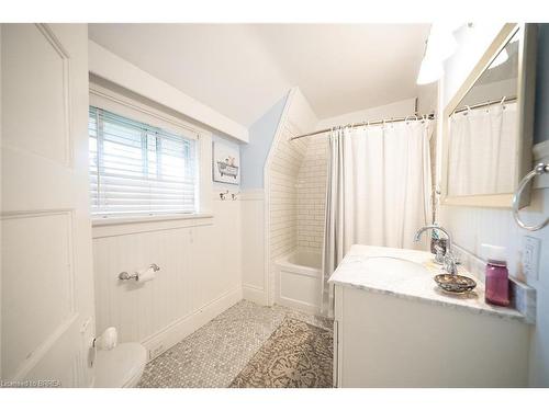 21 Frederick Street, Brantford, ON - Indoor Photo Showing Bathroom