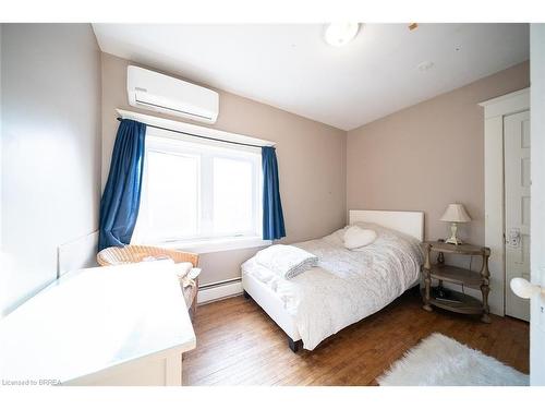 21 Frederick Street, Brantford, ON - Indoor Photo Showing Bedroom