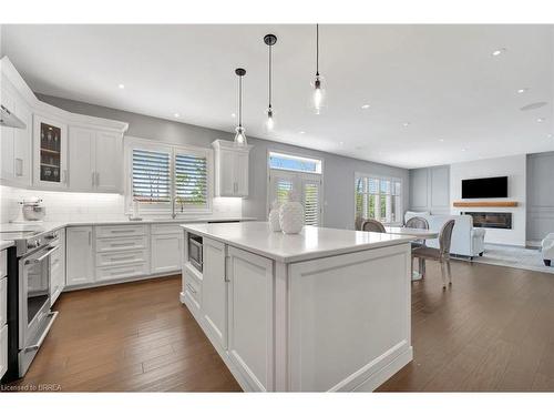 138 Kingsview Drive, Stoney Creek, ON - Indoor Photo Showing Kitchen With Upgraded Kitchen