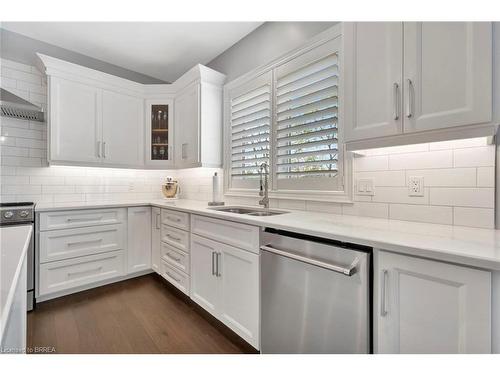 138 Kingsview Drive, Stoney Creek, ON - Indoor Photo Showing Kitchen With Double Sink With Upgraded Kitchen