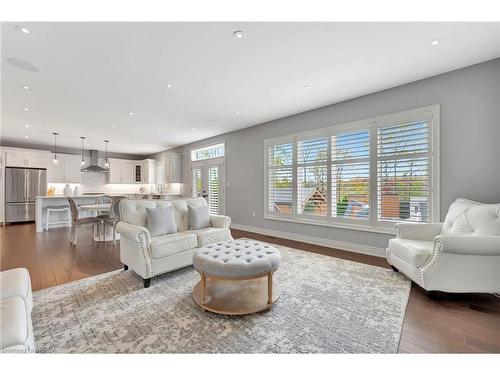 138 Kingsview Drive, Stoney Creek, ON - Indoor Photo Showing Living Room