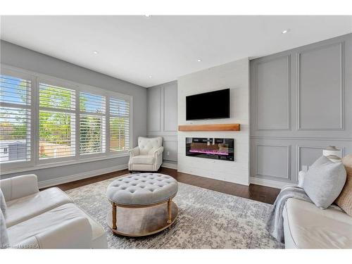 138 Kingsview Drive, Stoney Creek, ON - Indoor Photo Showing Living Room With Fireplace