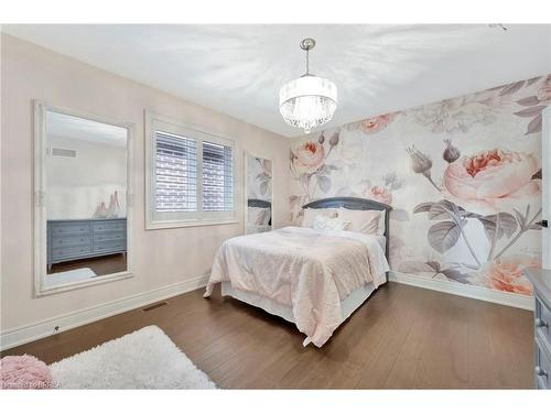 138 Kingsview Drive, Stoney Creek, ON - Indoor Photo Showing Bedroom