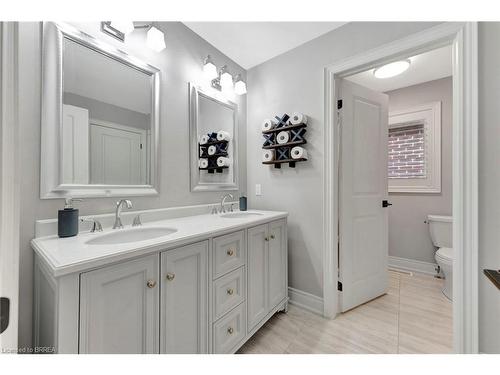 138 Kingsview Drive, Stoney Creek, ON - Indoor Photo Showing Bathroom