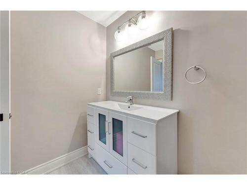 138 Kingsview Drive, Stoney Creek, ON - Indoor Photo Showing Bathroom