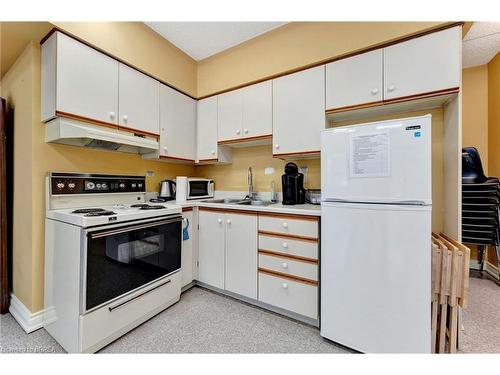 305-88 Tollgate Road, Brantford, ON - Indoor Photo Showing Kitchen