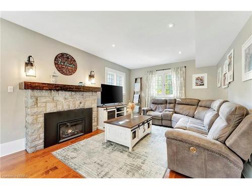 6 Lincoln Avenue, Brantford, ON - Indoor Photo Showing Living Room With Fireplace