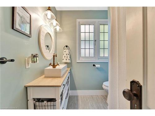 6 Lincoln Avenue, Brantford, ON - Indoor Photo Showing Bathroom