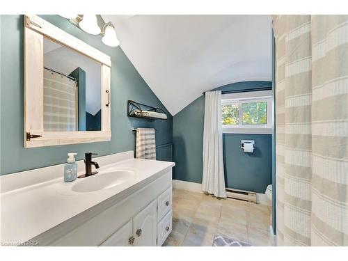 6 Lincoln Avenue, Brantford, ON - Indoor Photo Showing Bathroom