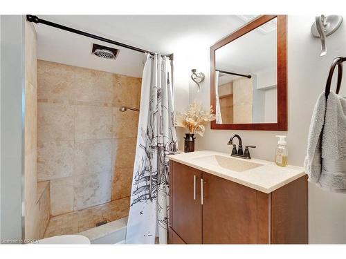 6 Lincoln Avenue, Brantford, ON - Indoor Photo Showing Bathroom