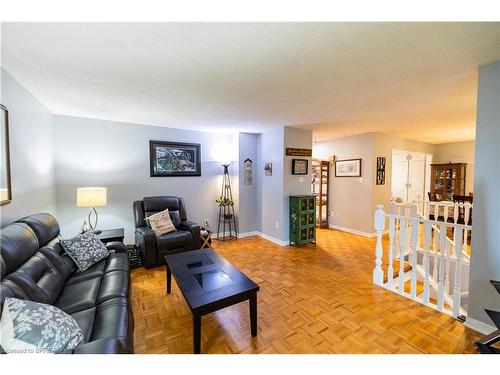 7 Fieldgate Drive, Brantford, ON - Indoor Photo Showing Living Room