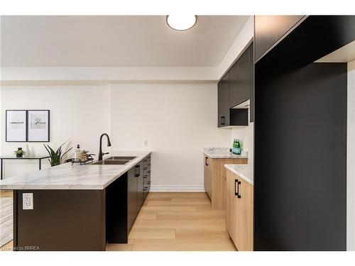 7479 Splendour Drive, Niagara Falls, ON - Indoor Photo Showing Kitchen With Double Sink