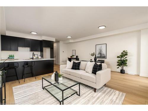 7479 Splendour Drive, Niagara Falls, ON - Indoor Photo Showing Living Room