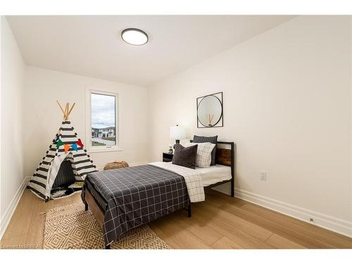 7479 Splendour Drive, Niagara Falls, ON - Indoor Photo Showing Bedroom