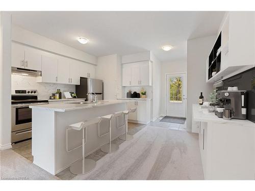 10-677 Park Road N, Brantford, ON - Indoor Photo Showing Kitchen