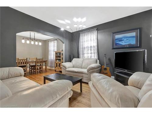 8 Short Street, Cambridge, ON - Indoor Photo Showing Living Room